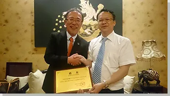 桂林医科大学口腔医学院院長から客員教授の授与を受けました